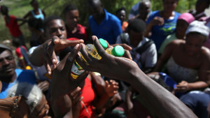Pessoas afetadas pelo furacão Matthew, recebem ajuda no abrigo do Lyceum Phillippe Griellee, em Les Cayes, Haiti - 8 de outubro de 2016. EPA / Orlando Barría