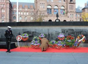 Um dignitário coloca uma coroa de flores no Memorial aos Veteranos do Ontário, no Queen's Park, Toronto. LA/CMC