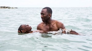 Esta imagem divulgada pela A24 mostra Alex Hibbert, primeiro plano, e Mahershala Ali numa cena do filme, "Moonlight". (David Bornfriend / A24 via AP)