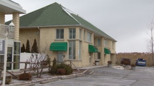 O Motel 7&7, perto da Queen Street East e Goreway Drive, em Brampton, é agora o lar para jovens sem-abrigo. (CBC News)