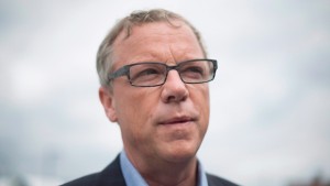 O primeiro-ministro de Saskatchewan, Brad Wall, chega para uma reunião dos primeiros-ministros provinciais em Whitehorse, Yukon - 21 de julho de 2016. (Jonathan Hayward / THE CANADIAN PRESS)