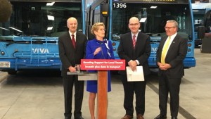A primeira-ministra do Ontário Kathleen Wynne anuncia que o seu governo duplicará a quantia de dinheiro que a província concede às agências de trânsito locais do imposto sobre os combustíveis. Ela é ladeada por, da esquerda: Reza Moridi, MPP para Richmond Hill, Ministro dos Transportes Steven Del Duca e Chris Ballard, MPP para Newmarket-Aurora. (Mike Crawley / CBC)