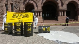 Manifestantes são vistos no exterior do Queen's Park com barris de uma substância desconhecida, no passado dia 23 de junho. (Twitter / @ hussansk)