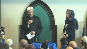 A primeira-ministra do Ontário Kathleen Wynne falou na Associação Muçulmana do Canadá (Masjid) após o tiroteio mortal em Québec City
