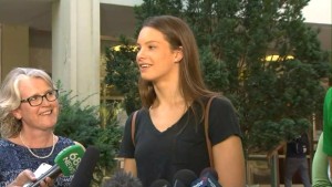 Penny Oleksiak fala com repórteres no exterior do Monarch Park Collegiate