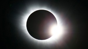 Os canadianos de costa a costa terão a oportunidade de ver um eclipse solar no dia 21 de agosto de 2017. (Haakon Mosvold Larsen / NTB Scanpix / AP)