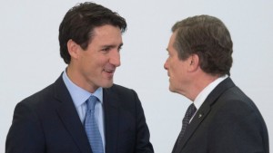 O primeiro-ministro Justin Trudeau conversa com o presidente de Toronto, John Tory, antes de se reunir com os presidentes municipais de todo o Canadá, em Otava - 20 de janeiro de 2017. THE CANADIAN PRESS / Adrian Wyld