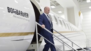 O CEO da Bombardier, Alain Bellemare, desce de um jato modelo Global 7000, antes de realizar uma conferência de imprensa em Montreal - 7 de fevereiro de 2017. THE CANADIAN PRESS/Paul Chiasson