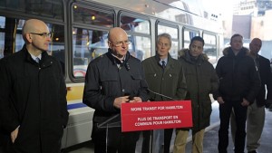 A província e responsáveis da Metrolinx anunciaram uma linha de autocarro de transporte rápido que vai viajar do cais para o aeroporto (Samantha Craggs / CBC)