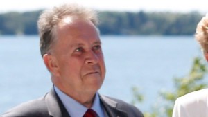 Michael Gravelle, ministro de Desenvolvimento do Norte e Minas do Ontário, é retratado num anúncio na margem do Lago dos Bosques, em Kenora - 10 de agosto de 2016. THE CANADIAN PRESS / John Woods
