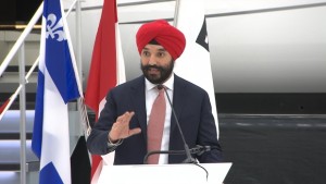 O ministro da Inovação, Navdeep Bains, durante o anúncio de terça-feira. (CBC)