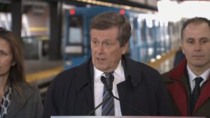 O presidente Tory fala com os jornalistas na estação Kennedy SRT na terça-feira, 28 de fevereiro