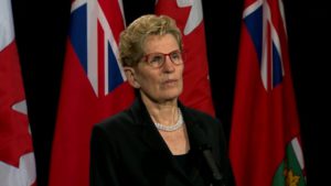 A primeira-ministra Kathleen Wynne fala aos jornalistas no dia 4 dA primeira-ministra Kathleen Wynne fala aos jornalistas no dia 4 de abril de 2017e abril de 2017