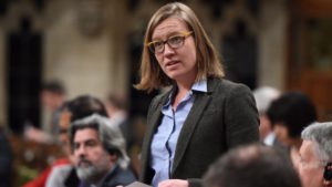 A ministra das Instituições Democráticas Karina Gould diz que o governo Liberal não vai procurar a votação obrigatória ou online. (The Canadian Press / Sean Kilpatrick)