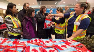 A recém-chegada refugiada síria, Anjilik Jaghlassian, e a sua família recebem roupas de inverno e outros itens no aeroporto internacional Pearson, em Toronto - 11 de dezembro de 2015. (THE CANADIAN PRESS / Nathan Denette)