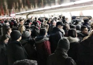 Uma enorme aglomeração de pessoas na plataforma da linha de metro Yonge-Bloor, após uma série de interrupções do serviço da TTC, nesta foto de 9 de fevereiro de 2016. TWITTER