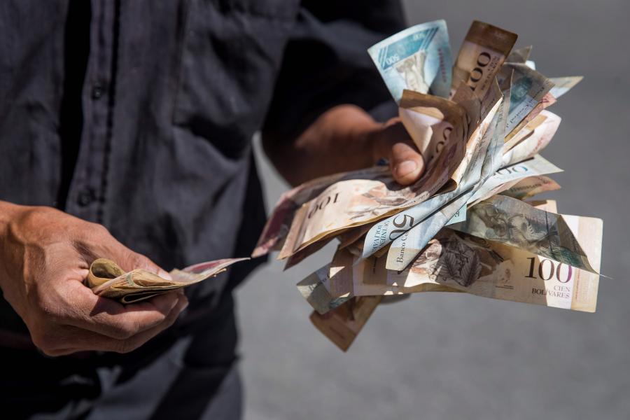Resultado de imagem para lançamento das moedas da Venezuela com menos cinco zeros.