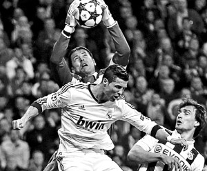 Cristiano Ronaldo salta com Weidenfeller e Hummels