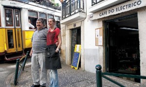 João Duarte e a filha, Sandra, à porta do Café do Eléctrico, onde foi rodado o filme ‘Imagine’