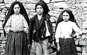 Os três Pastorinhos de Fátima: Lúcia, Francisco e Jacinta