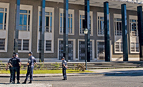Agentes da PSP criaram um perímetro de segurança no tribunal, enquanto a Judiciária de Leiria fez perícias no local dos disparos