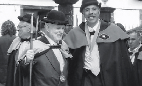 António Belas (à esq.) recebeu a medalha da Confraria do Queijo de São Jorge