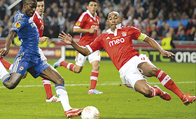 ESFORÇO: Luisão faz um ‘carrinho’ na área e evita o remate de Ramires, poucos minutos antes do 2.º golo do Chelsea