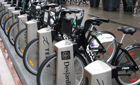 Bicicletas alinhadas durante o lançamento em Toronto do partilha pública do serviço de bicicletas BIXI. (The Canadian Press/Pat Hewitt)