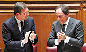Pedro Passos Coelho e Paulo Portas no Parlamento. O chefe do Governo fica em segundo lugar como possível fator da queda da coligação no poder