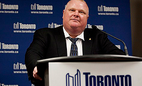 Rob Ford nega as alegações de que ele fuma crack, durante o discurso aos Media, na Câmara de Toronto, na sexta-feira 24 maio, 2013. (The Canadian Press/Michelle Siu).