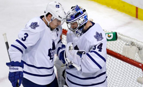 O guarda-redes dos Toronto Maple Leafs, James Reimer, à direita, é felicitado pelo companheiro de equipa Dion Phaneuf após os Maple Leafs terem derrotado os Boston Bruins por 2-1 no jogo 5 dos playoffs da Stanley Cup (NHL), em Boston. (AP Photo/Charles Krupa)