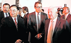 Antigo governante (à dir. na foto) é presidente do Conselho Geral de Supervisão da EDP desde fevereiro de 2012