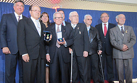 Grupo de pioneiros homenageados entre entidades políticas portuguesas e canadianas