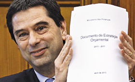 Gaspar mostra o documento que define a estratégia do Governo: mais cortes até 2017