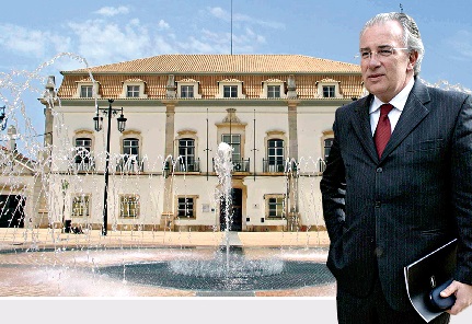Luís Carito, homem forte do PS em Portimão, foi ontem detido pela Polícia Judiciária e já não participou na reunião de câmara