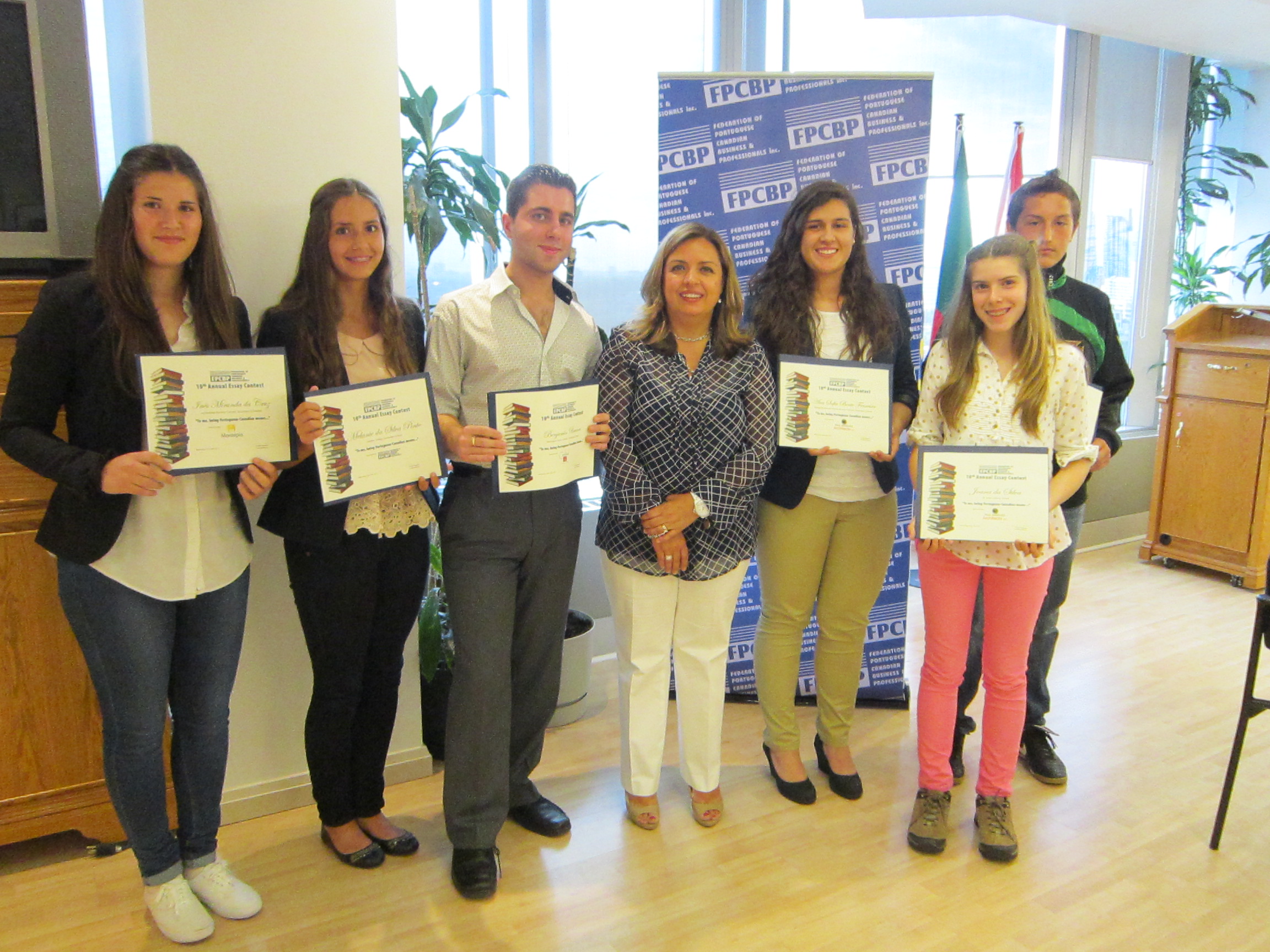 Cristina Martins (ao centro) junto dos seis jovens premiados