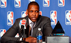 Masai Ujiri fala à imprensa após ser nomeado Executivo do Ano NBA 2012-2013, a 09 de maio de 2013, no Pepsi Center em Denver, Colorado. GETTY IMAGES / NBAE / W. Garrett Ellwood