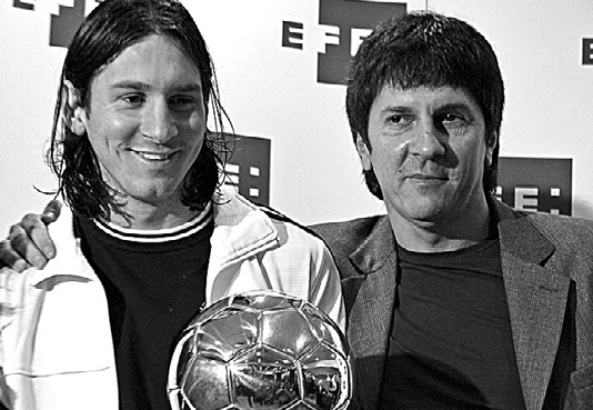 Lionel Messi e o pai Jorge quando recebeu a Bola de Ouro