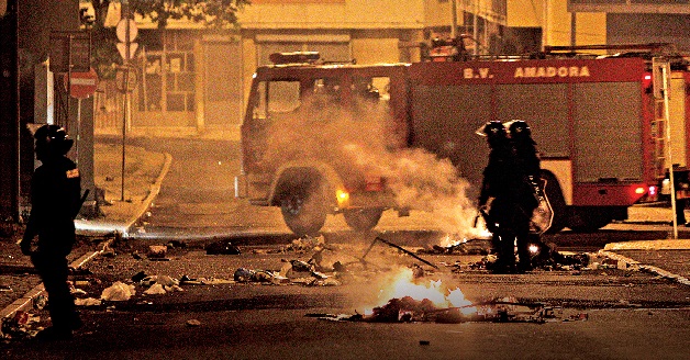Nas ruas do bairro 6 de Maio, Amadora, os moradores prometem revolta contra a polícia, a quem culpam pela morte do jovem de 15 anos.