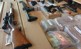 A polícia de Toronto mostra armas de fogo e dinheiro durante a conferência de imprensa, na sexta-feira 14 de junho A polícia de Toronto mostra armas de fogo e dinheiro durante a conferência de imprensa, na sexta-feira 14 de junho