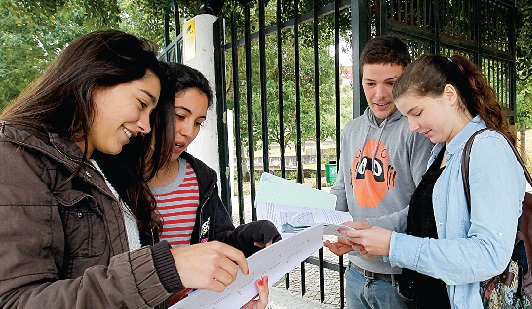 Muitos alunos foram a exames em conhecer as notas de escola