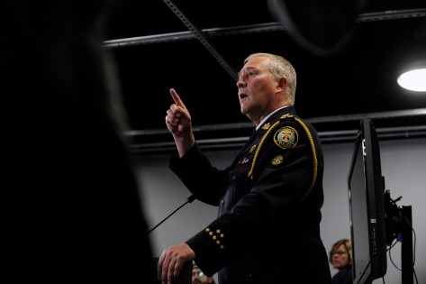 O chefe da polícia de Toronto, Bill Blair, realiza uma conferência de imprensa em Toronto - 13 de junho, 2013. The Canadian Press/Galit Rodan O chefe da polícia de Toronto, Bill Blair, realiza uma conferência de imprensa em Toronto - 13 de junho, 2013. The Canadian Press/Galit Rodan
