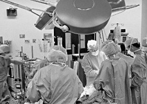 Médicos precisam de equivalência em Cirurgia Estética