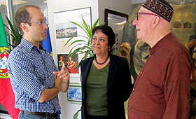 Mike Layton fala com David Anderson (que entregou a escultura de Camões), com Anabela Taborda ao meio