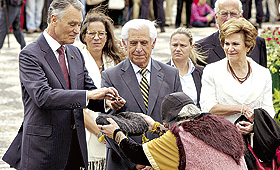 Cavaco Silva recebeu as chaves de Elvas, sob o olhar do presidente da câmara, Rondão de Almeida