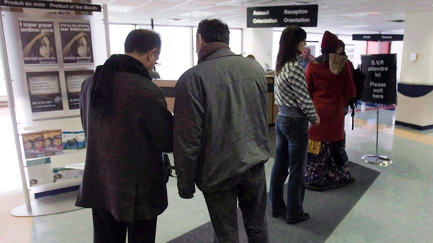 Pessoas fazem fila nos escritórios do Resource Canada em Montreal. (The Canadian Press/Ryan Remiorz)