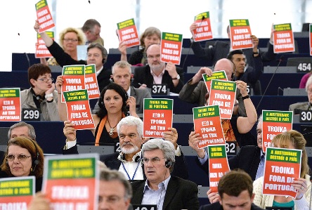 Eurodeputados gregos e portugueses ergueram cartazes a pedir o fim da austeridade