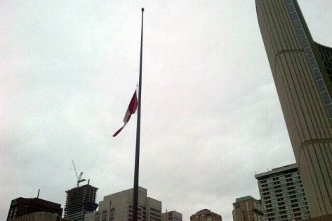 A bandeira na Câmara Municipal a meia haste para o Dia D, a 6 de junho de 2013. (CityNews / Cynthia Mulligan)