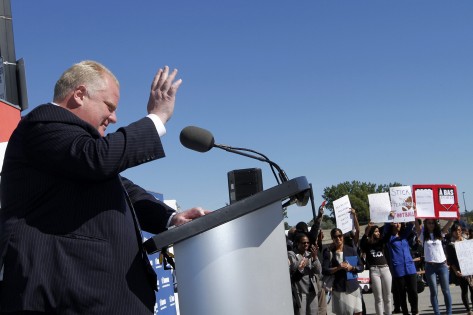 O presidente Rob Ford fala numa cerimónia enquanto manifestantes protestam - 27 de setembro de 2012. (The Canadian Press / The Globe and Mail / Fernando Morales)
