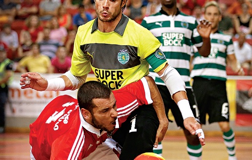 César Paulo (Benfica) e João Benedito (Sporting) em despique